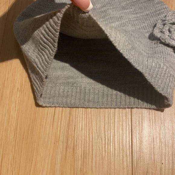 Cute beenie with flower - Picture 4 of 5